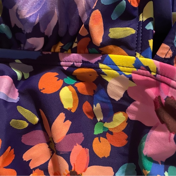 Cupshe ditsy floral tummy control one piece swimsuit . Vibrant colors - Picture 7 of 8